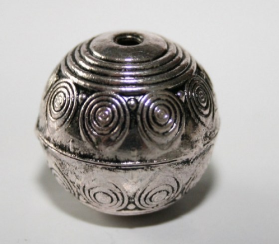 Silberne Metallperlen mit Ornamenten