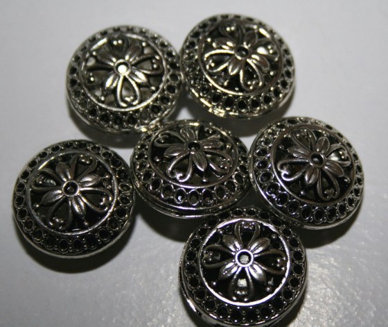 Silberne, flache Metallperle