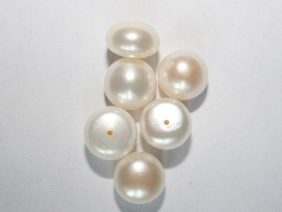 Weisse Button Süsswasserperlen, einseitig gebohrt